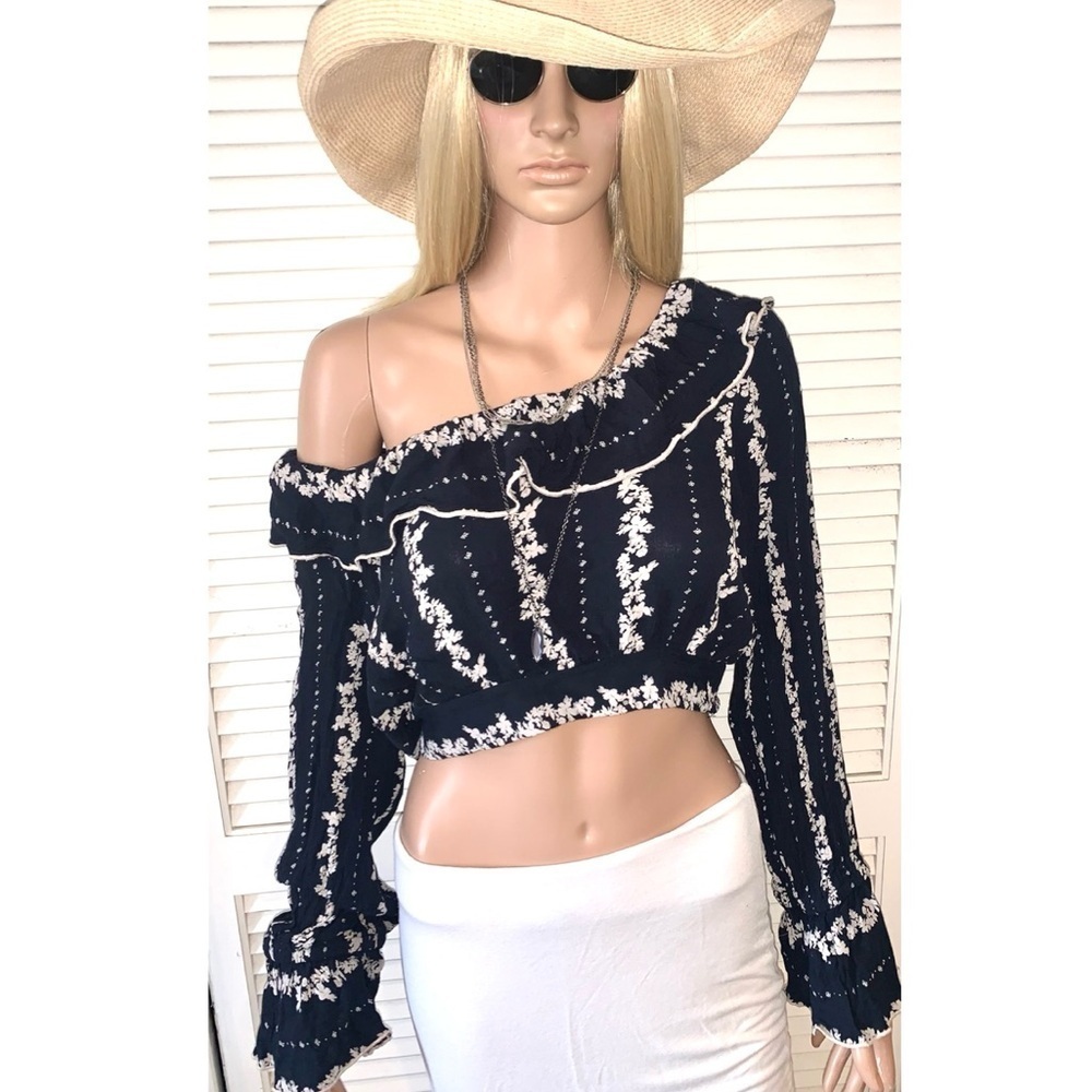 Free People ruffled long sleeve crop blouse Navy Blue and off white Large